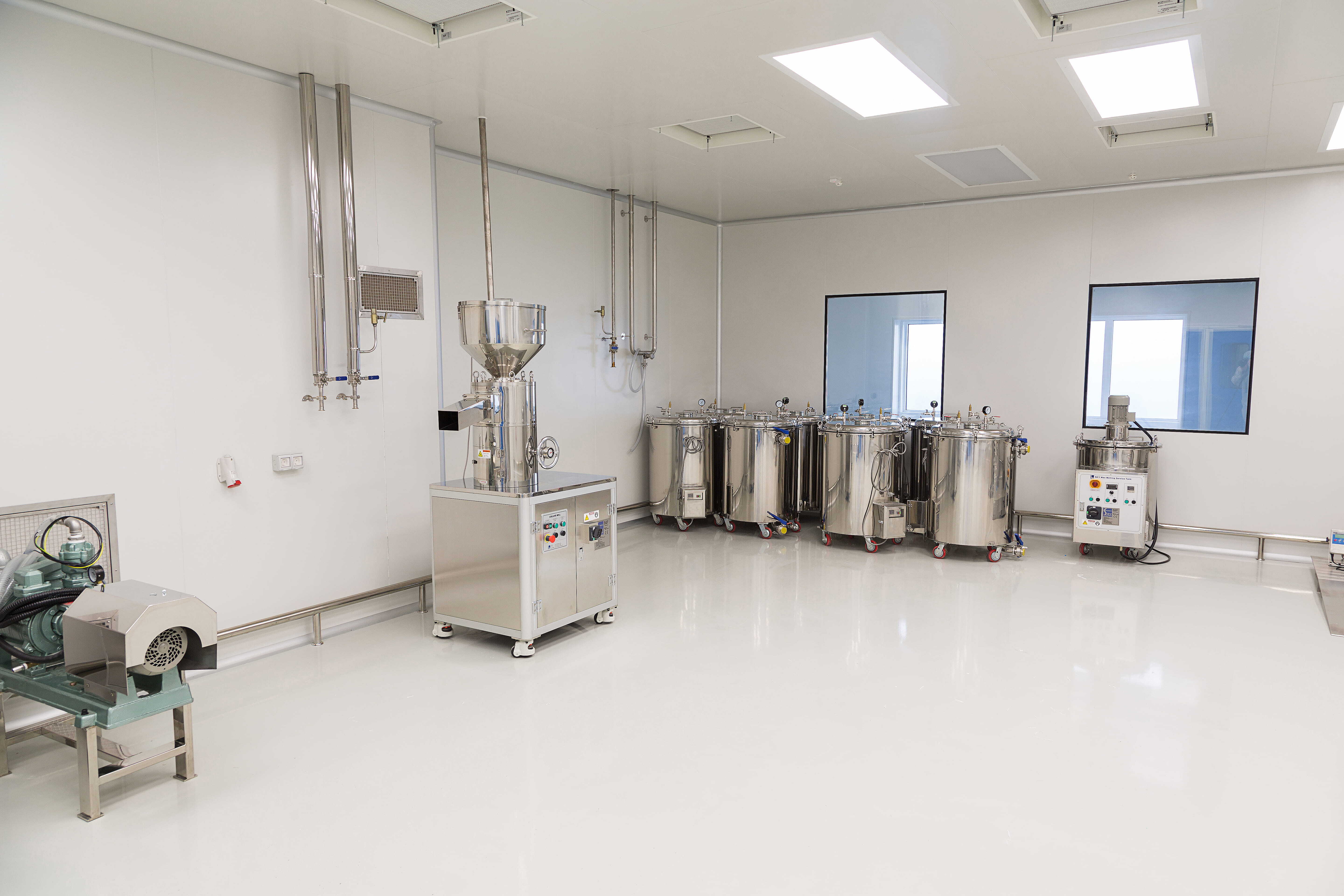 Food hygiene flooring in a clean industrial processing room with stainless steel equipment, designed for compliance, durability, and easy sanitation.